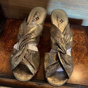 Like New never Worn Patricia Nash wedge Gold flecked with black metallic